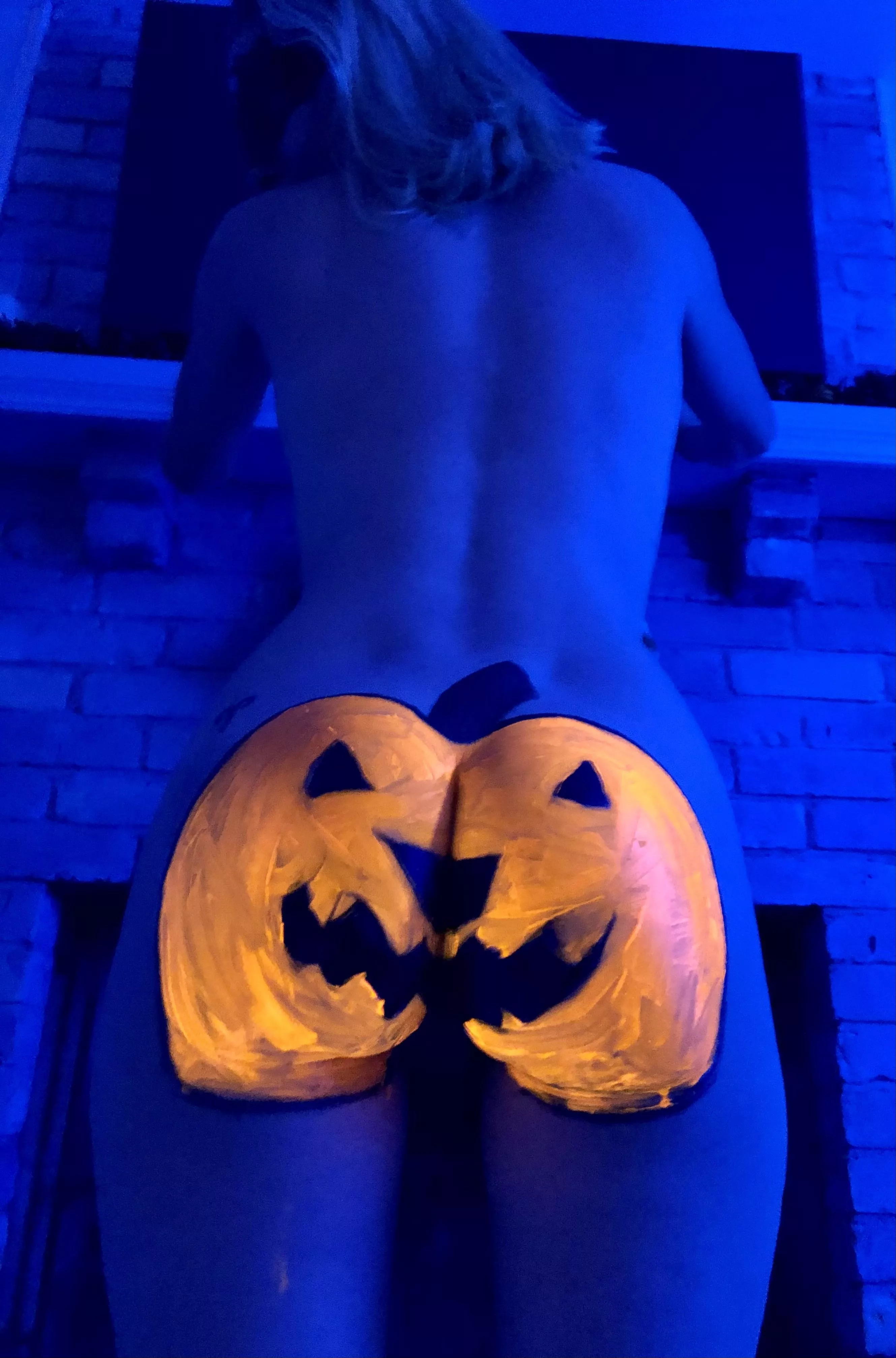 My 35y/o Milf Thumb rest or Jack-O-Lantern Ass catch your attention 1st