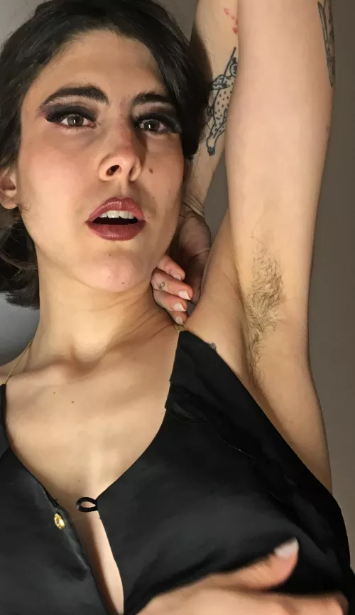 Only sacred tongues can dream bout licking my sacred pit