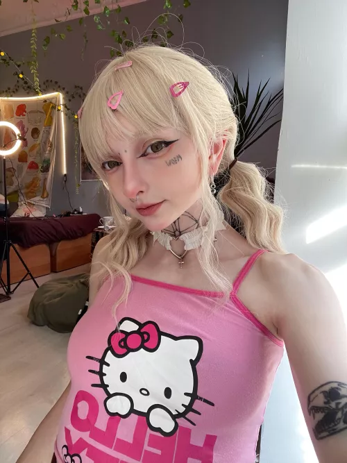 pull this kitty to you by the collar and she will show you what she can