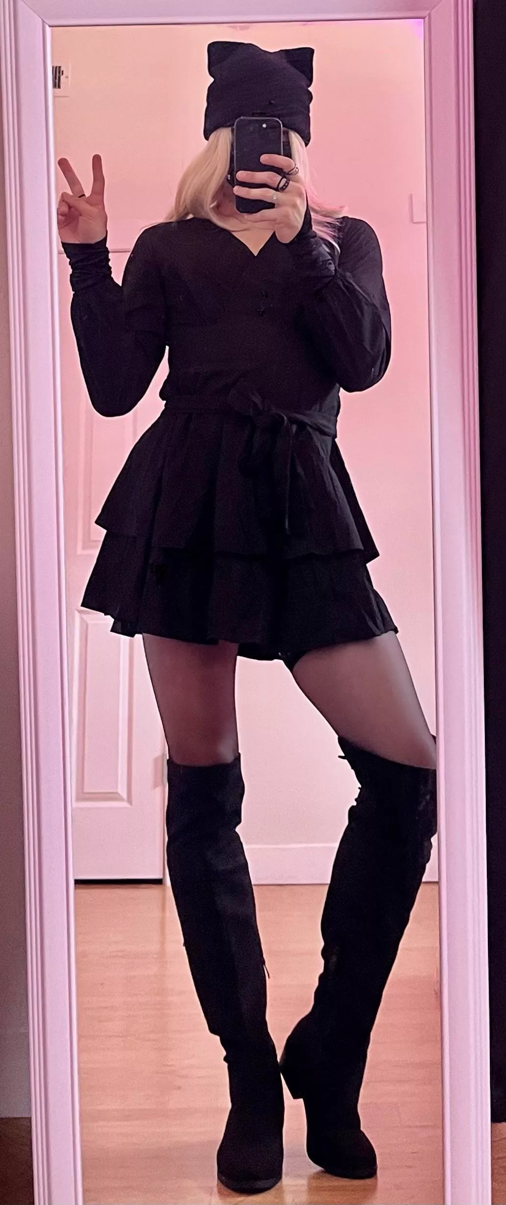 These boots with this dress make me feel so pretty and fem 🥰👸🤭💕