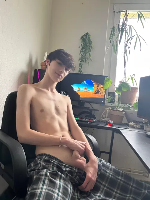 Would you still date me after I show you my surprise? 🙈