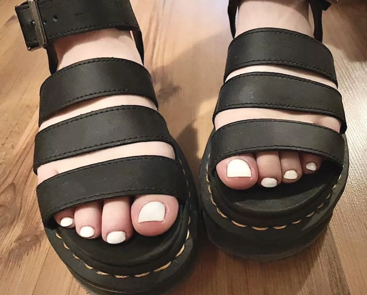 It’s my first post here! I’m curious what you think? 🤍🖤