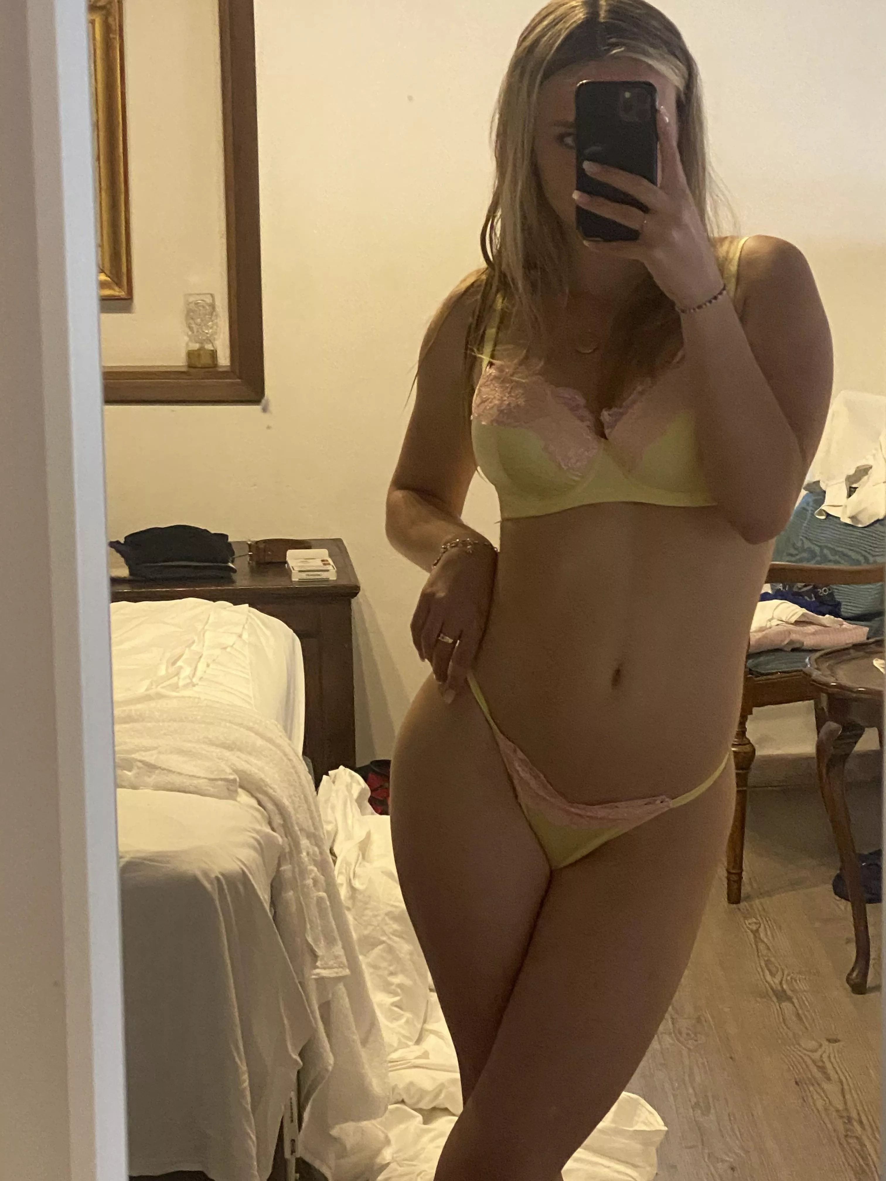 Just an 18yr old cutie that is horny asf...