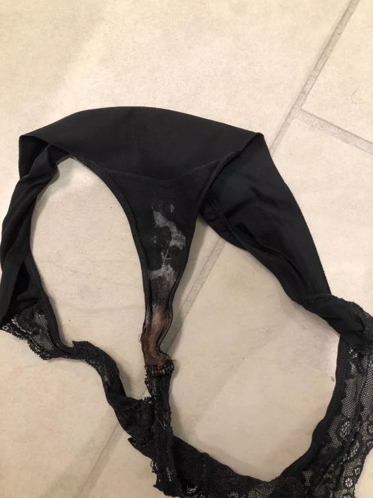 Love how dirty my brothers GF (20) is! Thong smelled amazing after rubbing against her pussy and asshole 🤤🤩