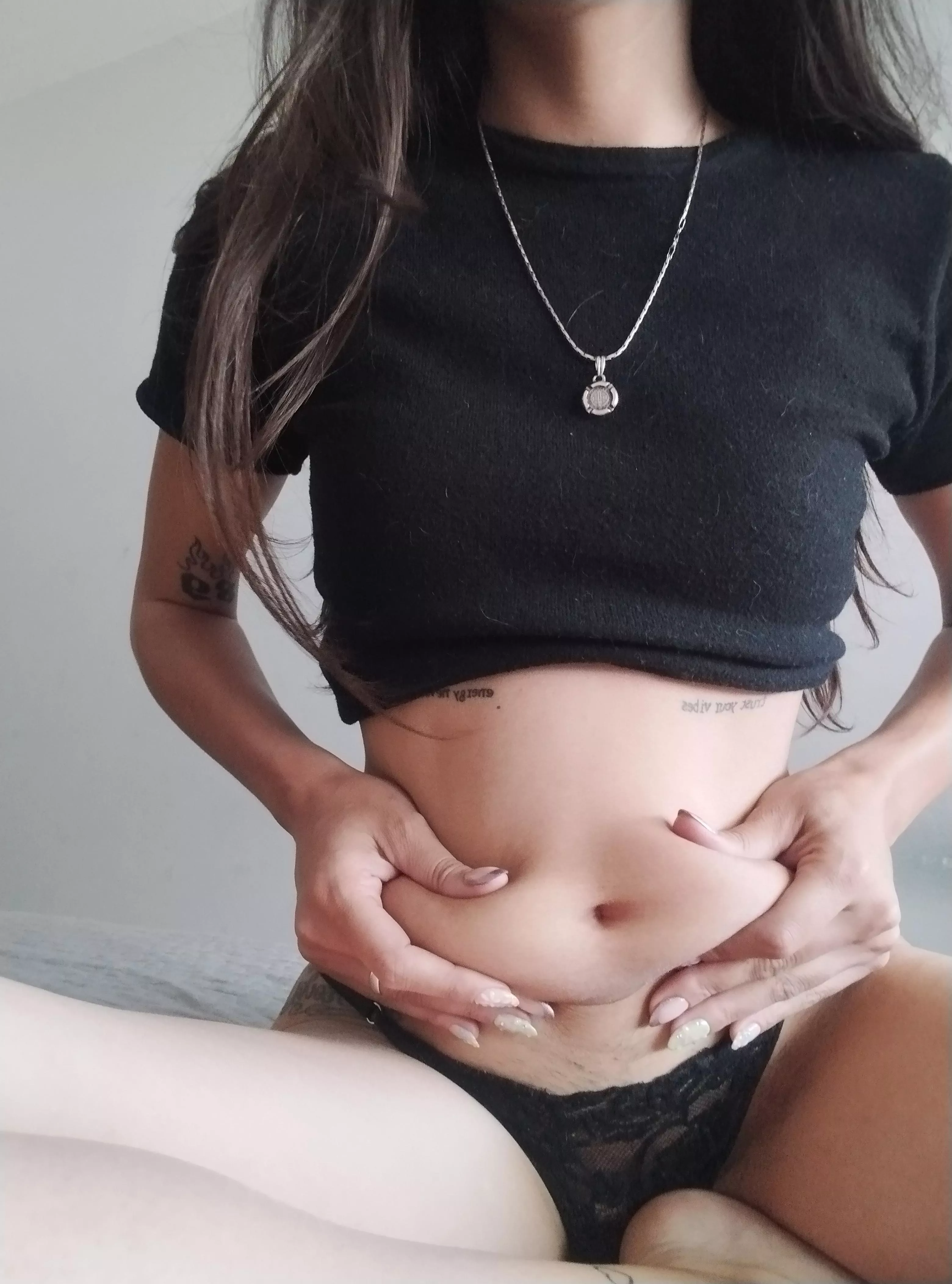 My tummy is completely squeezable 🤤✨