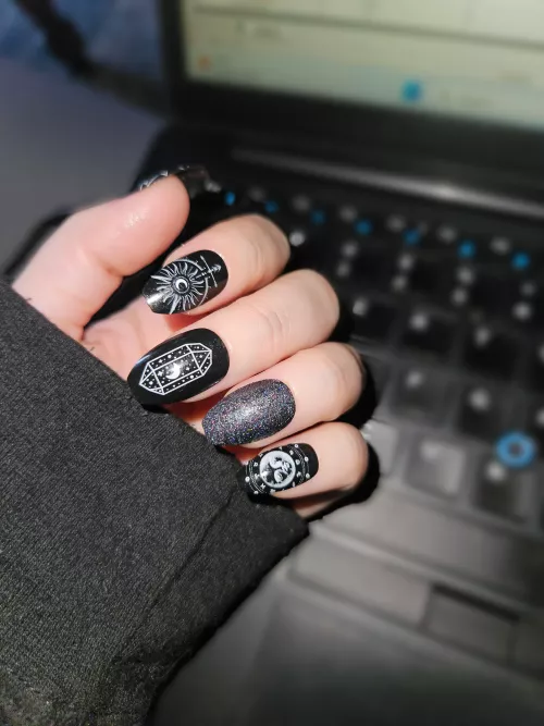 Spooky nails dor the spooky season