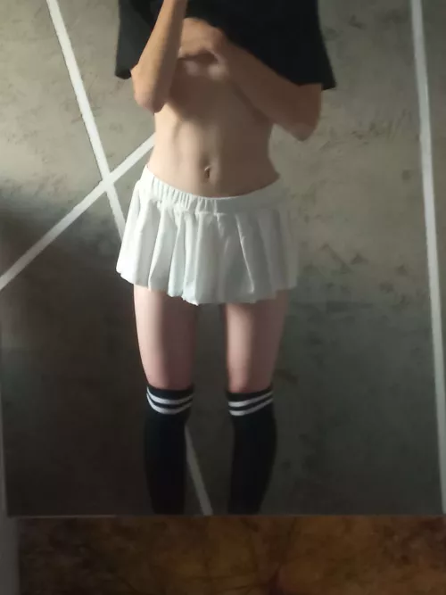Do you like my skirt? >-<