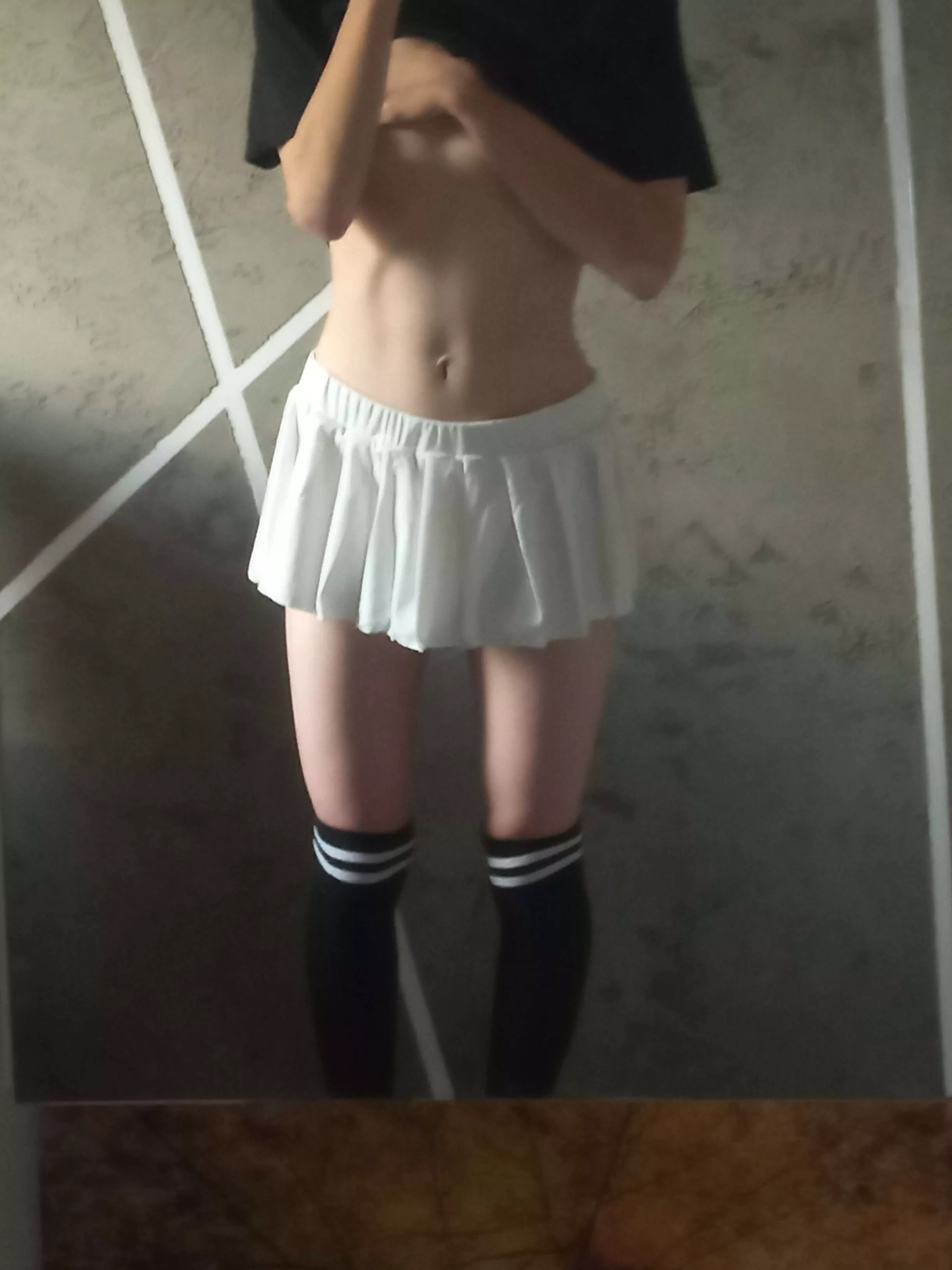 Do you like my skirt? >-<