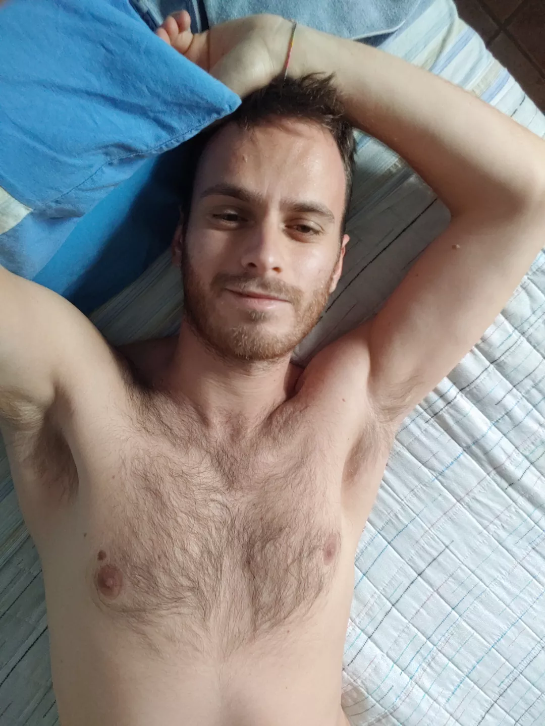 Good morning from a sleepy otter :) Any volounteer to snuggle a bit in bed before we wake up?