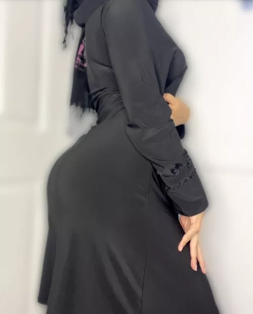 I love a tight abaya showing my ass