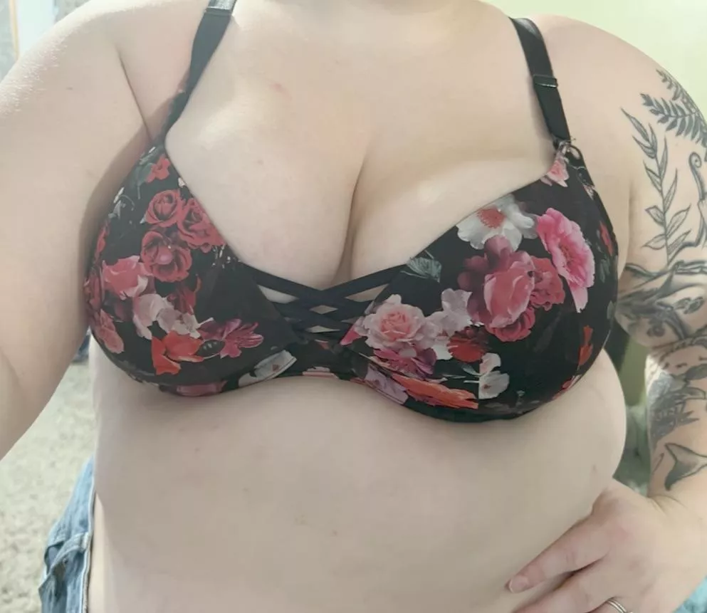 Just wishing someone would hold my boobs instead of having to use a bra 🤷🏻‍♀️