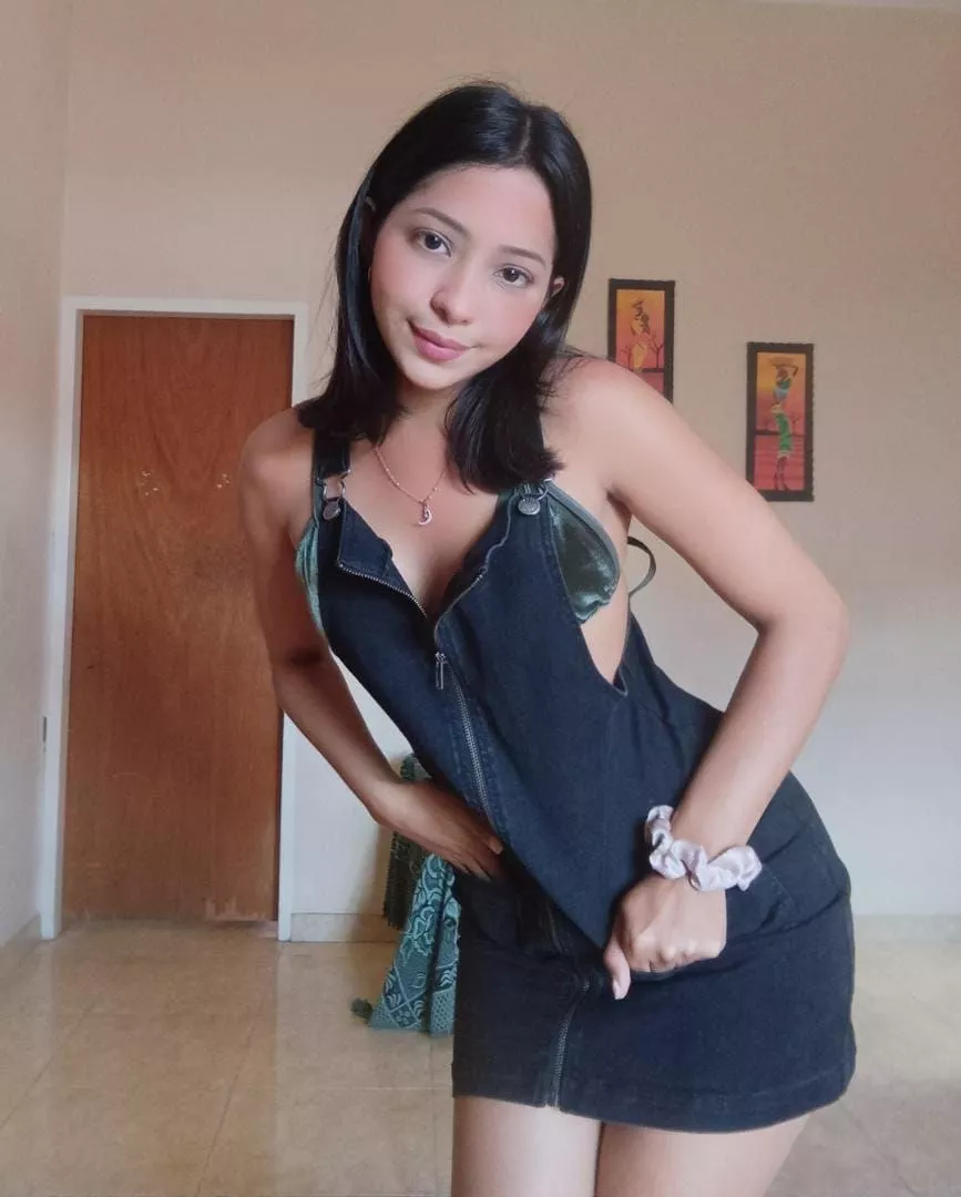 Nothing like a shirt eye contact 🤭