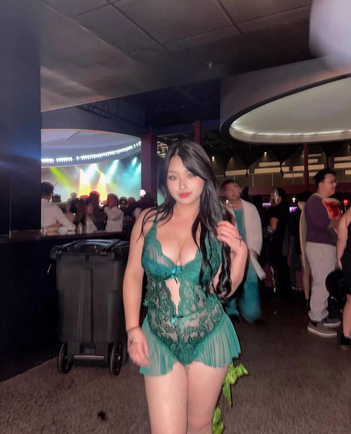 Slim thick 19yo, wwyd?