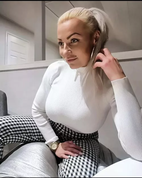 White turtleneck can’t hide them