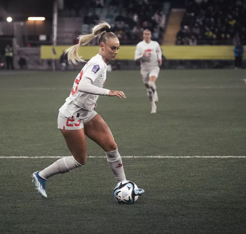 Fast break and 3 hair ties.