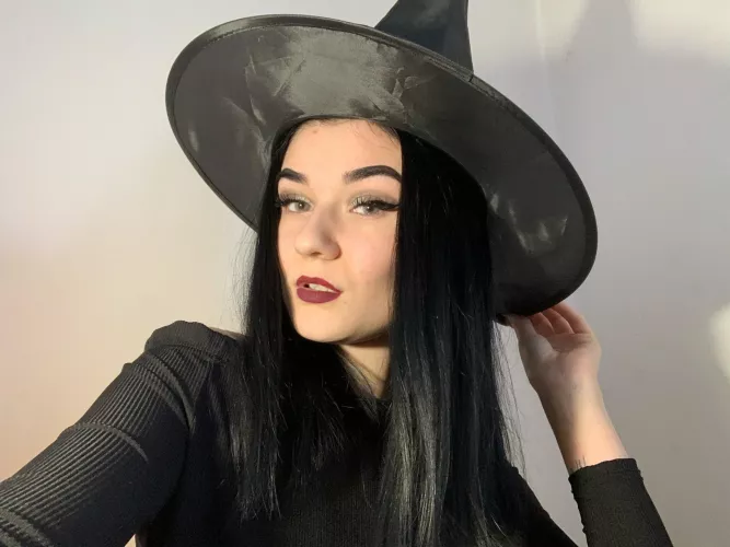 Getting ready for a halloween party🪄