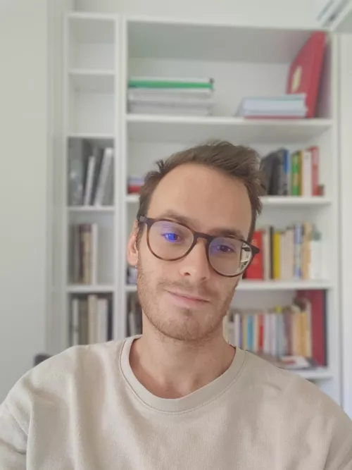 [25] Still shocked by all the love for my previous post💙 it does feel good to be appreciated :) here's the missing combo in my natural habitat: beard + glasses