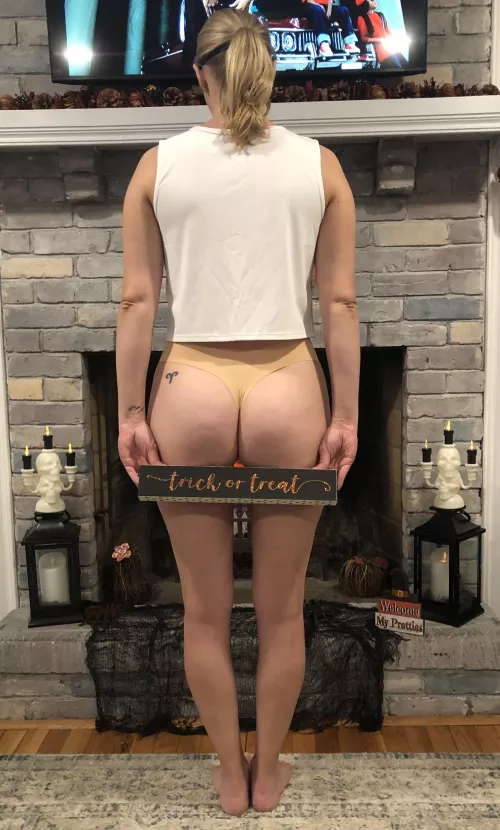 Cute 35y/o Milf Butt is my trick or treat costume