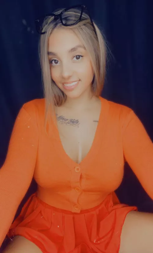 Just showing off my sexy Velma costume (and my smile)