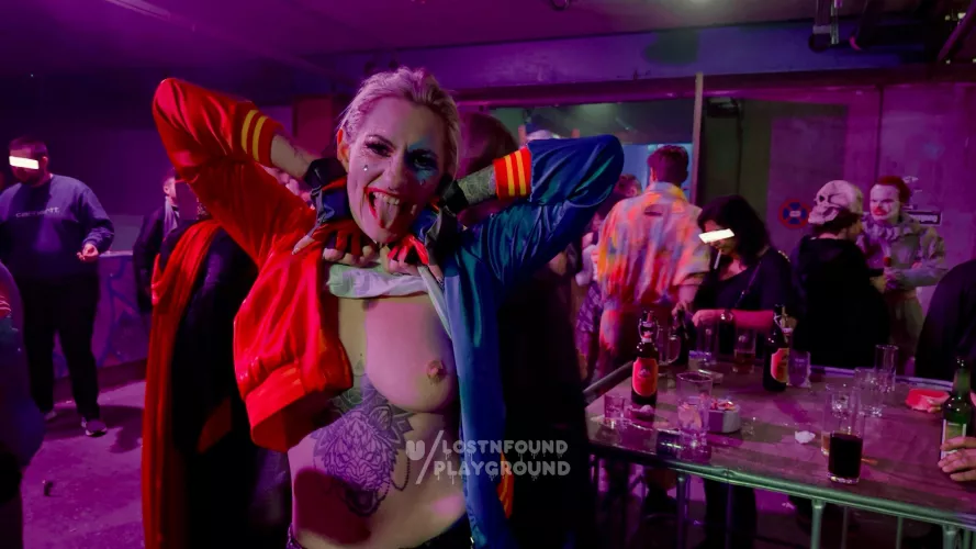 took myself as Harley Quinn to the club and showed off my boobies 🃏
