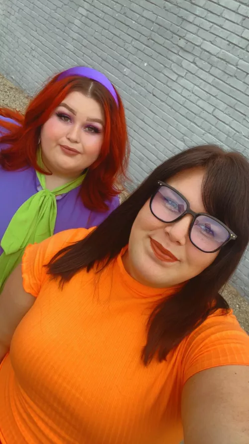 What’s better than one BBW? Two. What’s better than two BBWs? Two BBWs dressed as Daphne and Velma 🤭