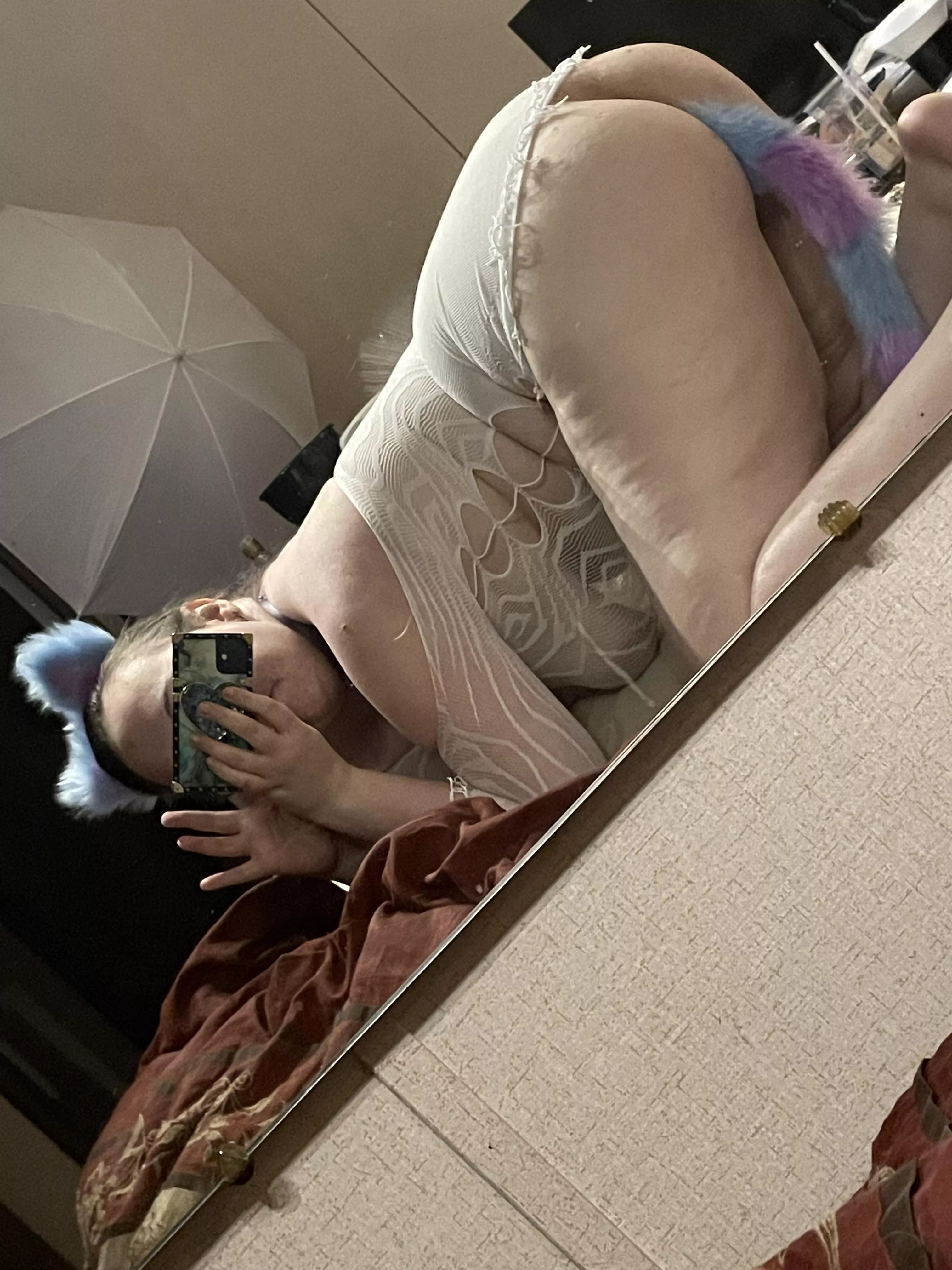 Will you pet this kitty? Pretty please? 🥺