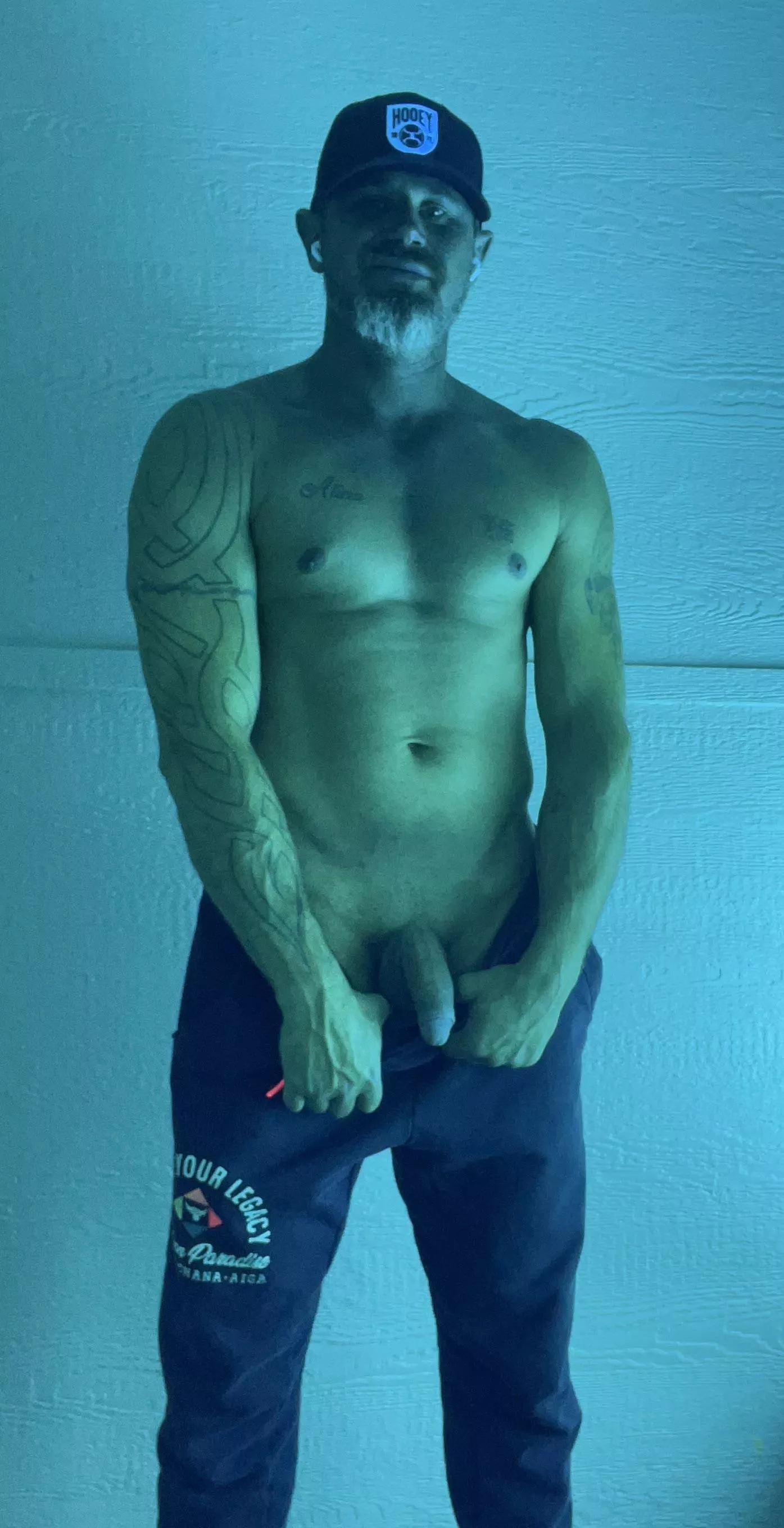 [43] anyone down to tan and fuck