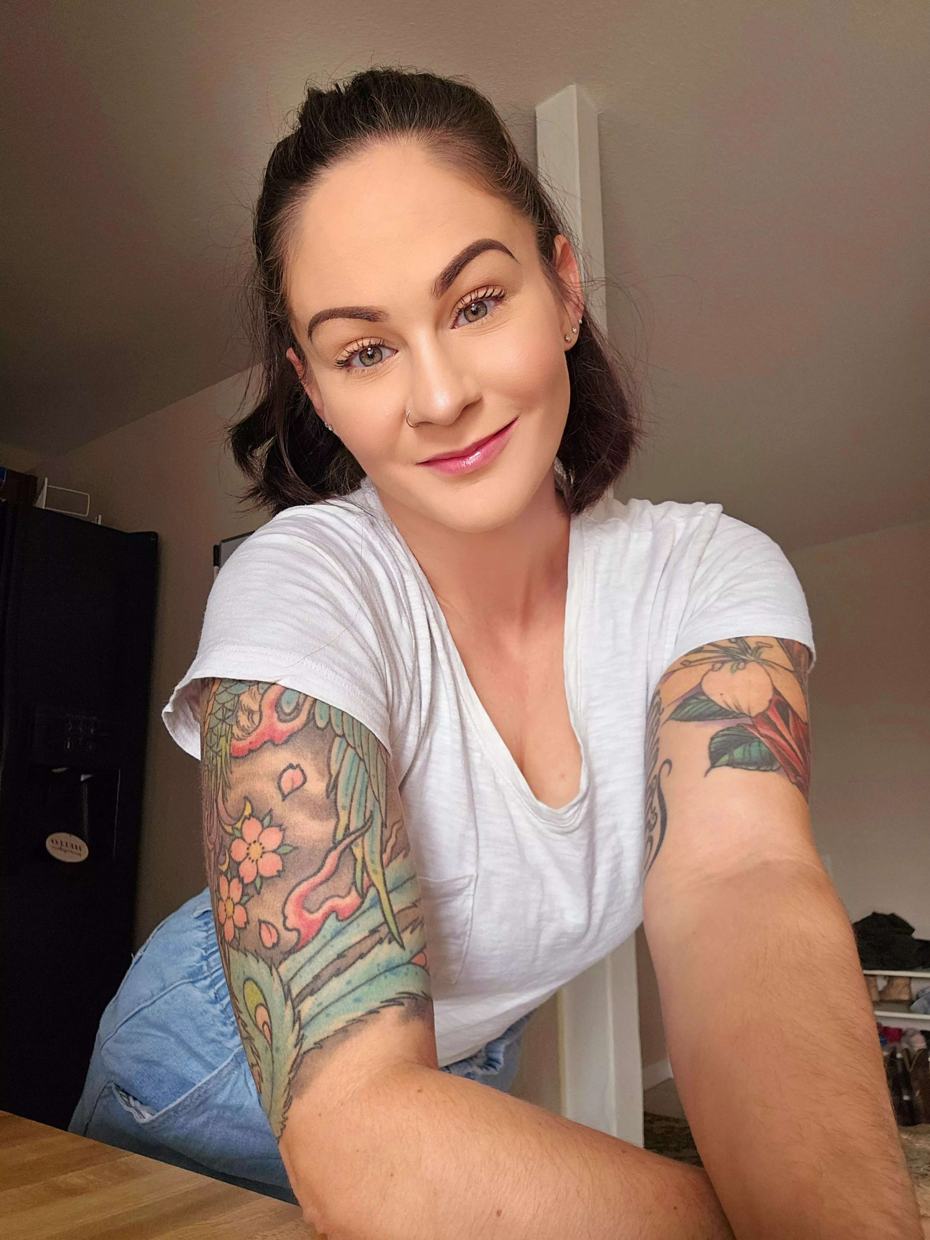 Are classy milfs a thing here? [F35]