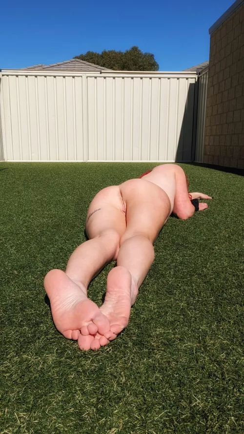 Feet or butt? 😇 or both? 😈