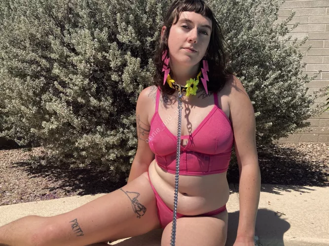 FWB bought me a leash and I am OBSESSED