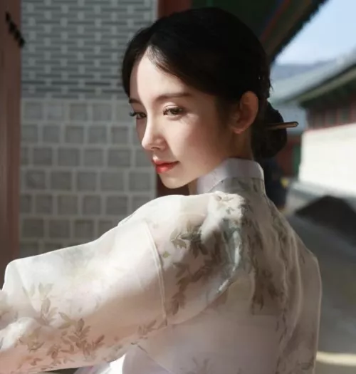 Is there a jav actress with this type of beauty?