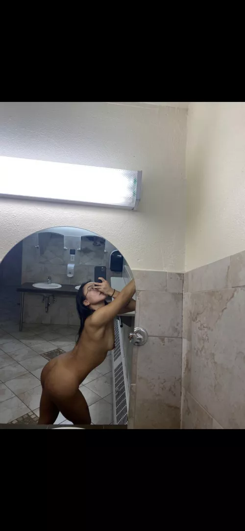 Just out the shower in my college dorm 🍑