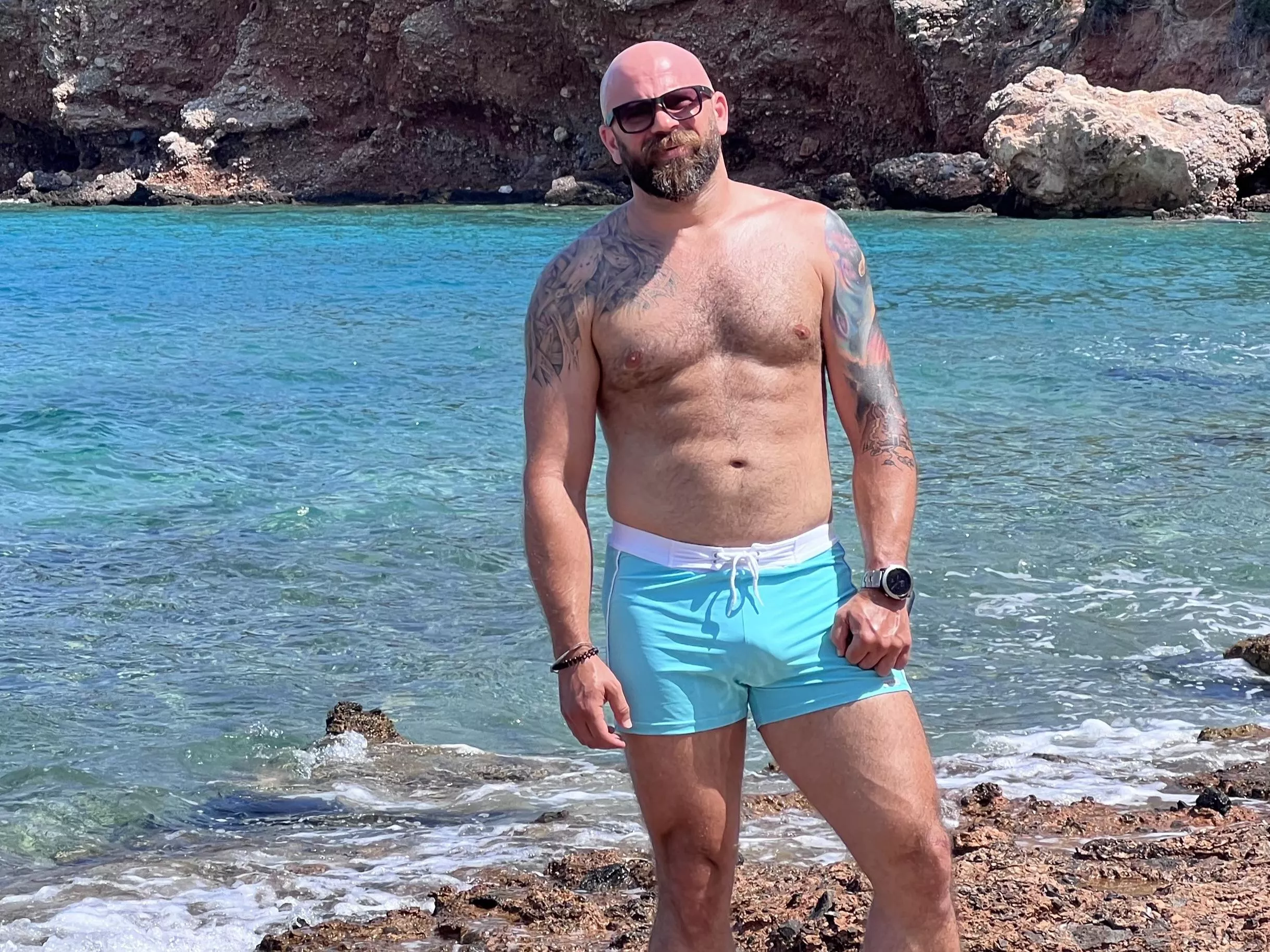 Trying to discover more subreddits with hot dudes.