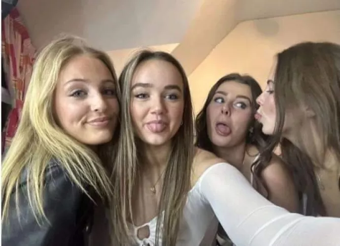 [4] 3 tongues, 1 blonde