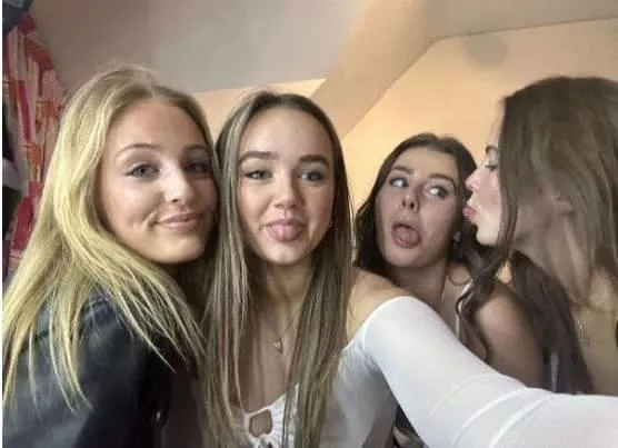 [4] 3 tongues, 1 blonde