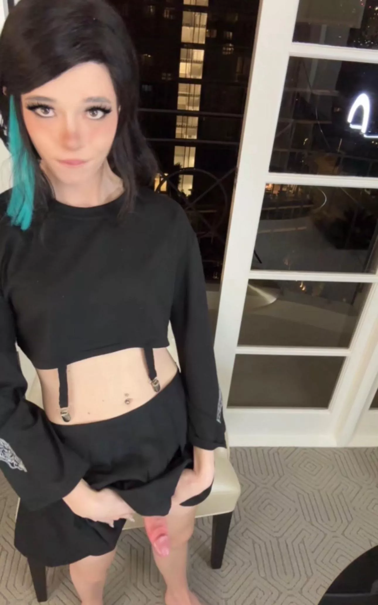 Anyone else appreciate a little head peaking out the skirt? 🥰😈