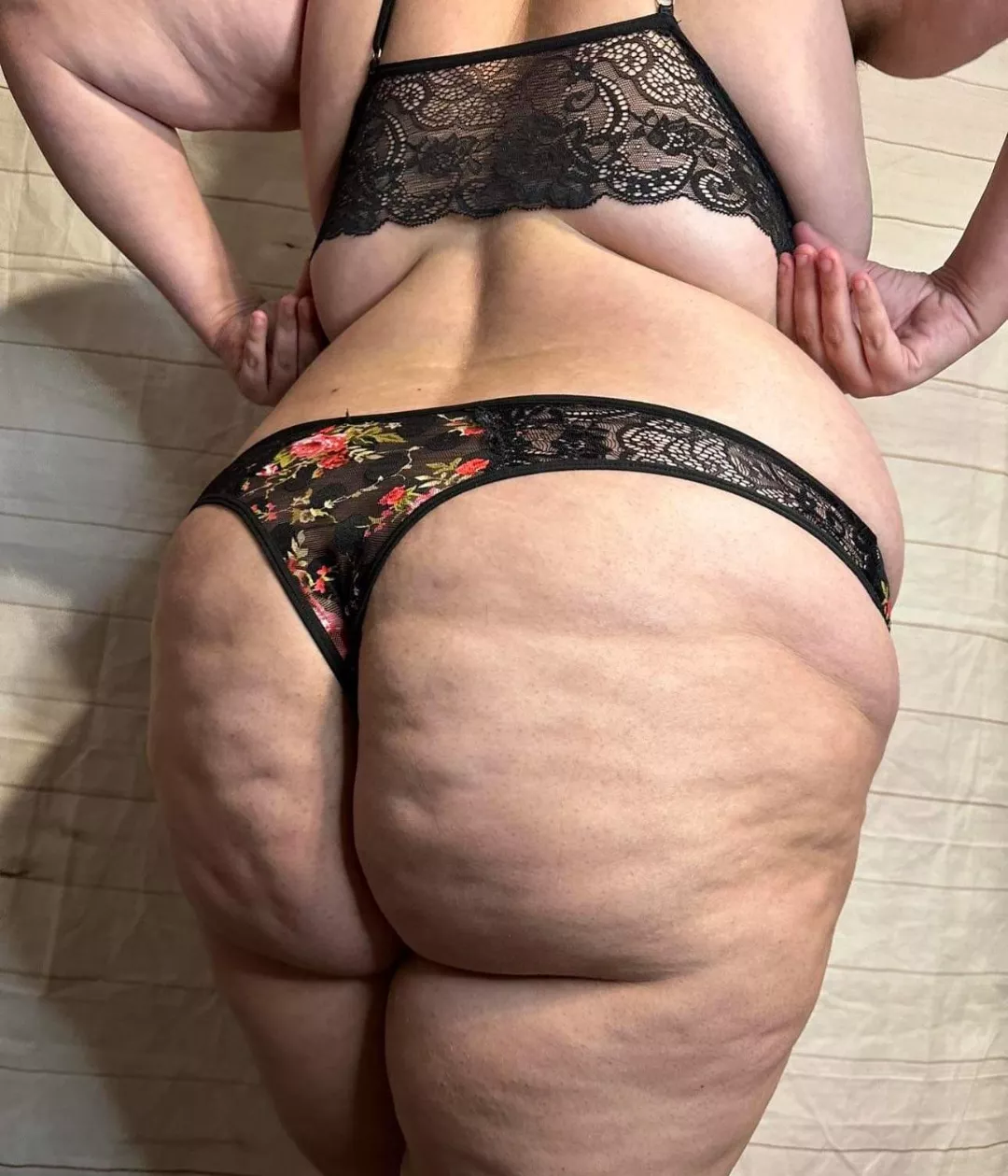 Ideal date: buffet then backshots! 🥵