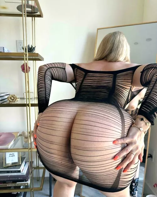 Alexis showing off her booty