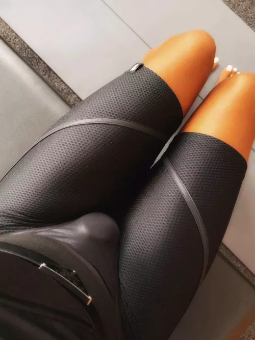 Hope my bulge isn’t too noticeable 😈🖤