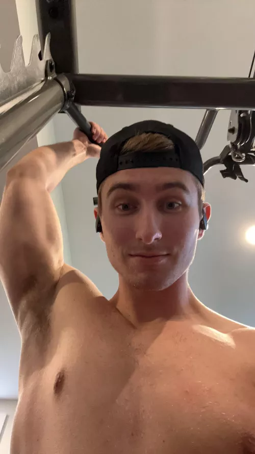 i need a gymbro to suck me off at the gym in between my sets