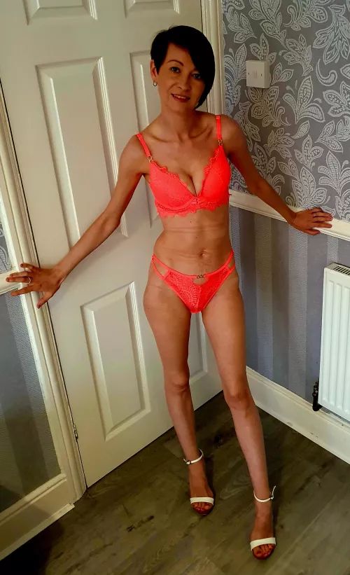 Im a Naughty brunette milf that needs a good seeing too