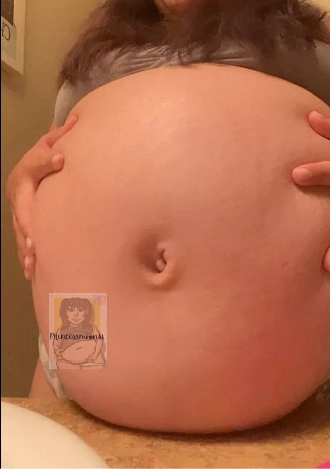 Pregnant belly with prey inside 👄🤰🏻