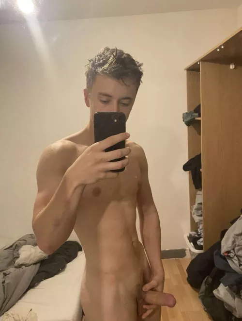 Very kinky 18yo bi guy looking for some attention while the gf is away.