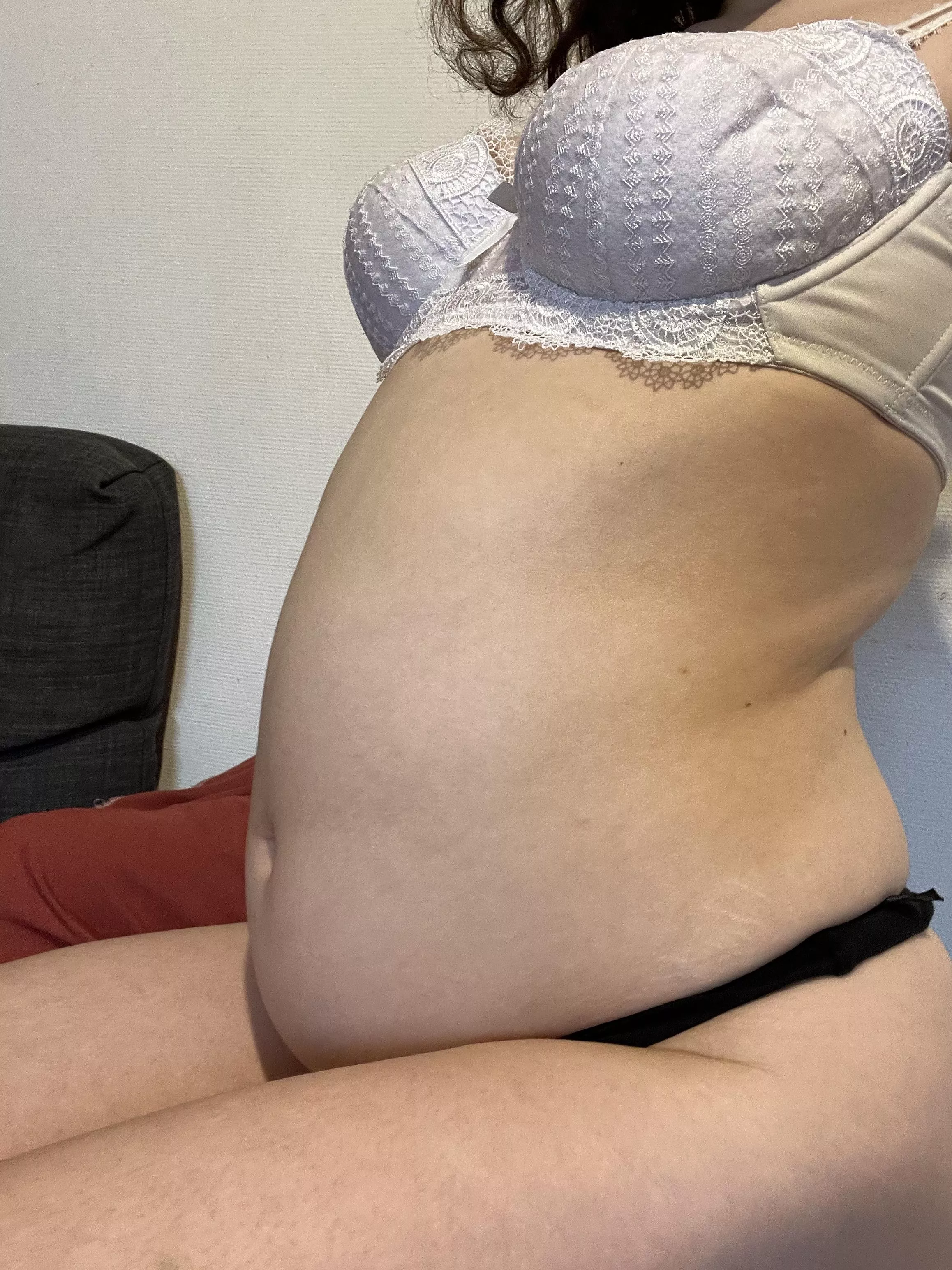 Well stuffed by my mym’s feeders🤰🏻🥵