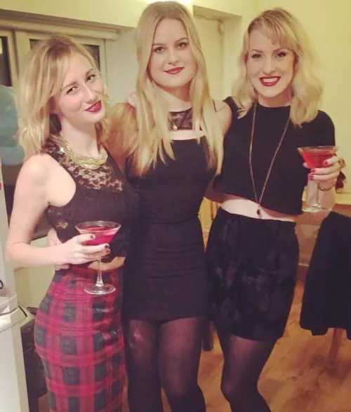 3 blonde Brits 🇬🇧