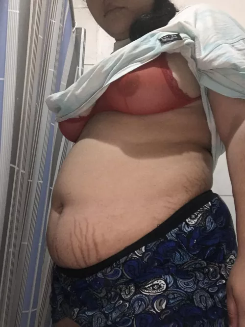 After eating a hamburger with 3 giant meats lol I love growing up😍😍 Latina 19 haha