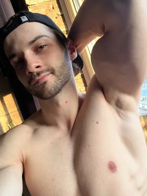 Do uou like muscle guys and their armpits?