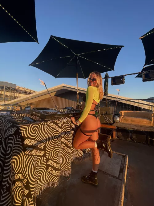 If you’re over 18 and thinks I’m cute, say hi and I’ll slide something in your PMs