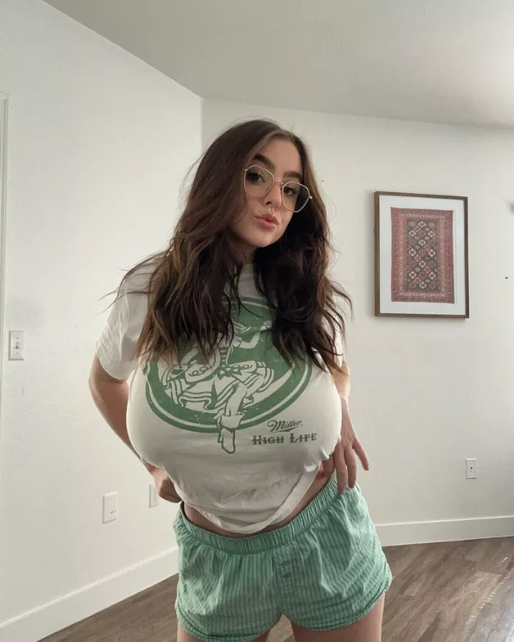 What colour are her eyes?