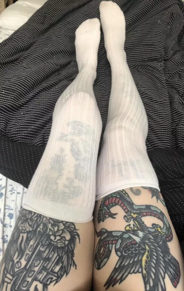 white thigh highs & tattoos are so cuuuute